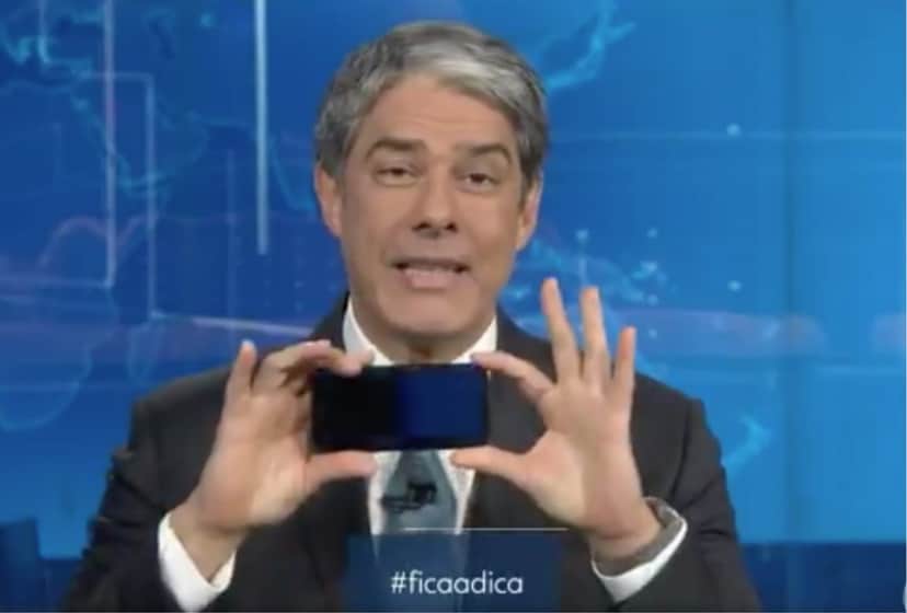 William Bonner surpreendeu ao ensinar filmagem pelo celular (Foto reprodução) William Bonner surpreendeu ao ensinar filmagem pelo celular (Foto reprodução)