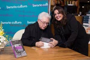 Aguinaldo Silva autografando livro comprado por Fabíola Reipert (Foto: Divulgação) Aguinaldo Silva autografando livro comprado por Fabíola Reipert (Foto: Divulgação)