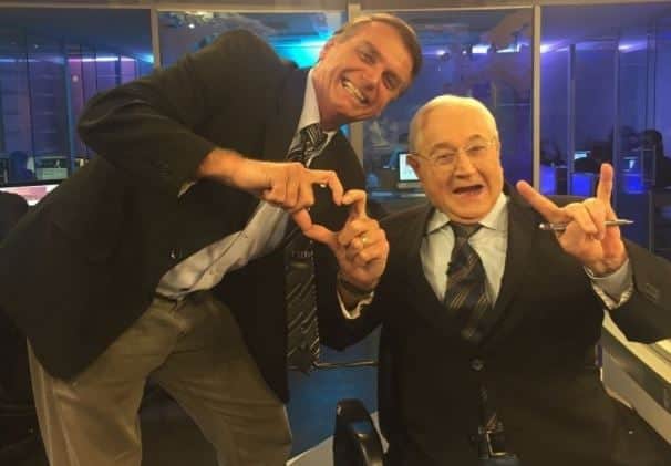 Bolsonaro posa com Boris Casoy nos bastidores da RedeTV! (Foto: Reprodução/Twitter) Bolsonaro posa com Boris Casoy nos bastidores da RedeTV! (Foto: Reprodução/Twitter)