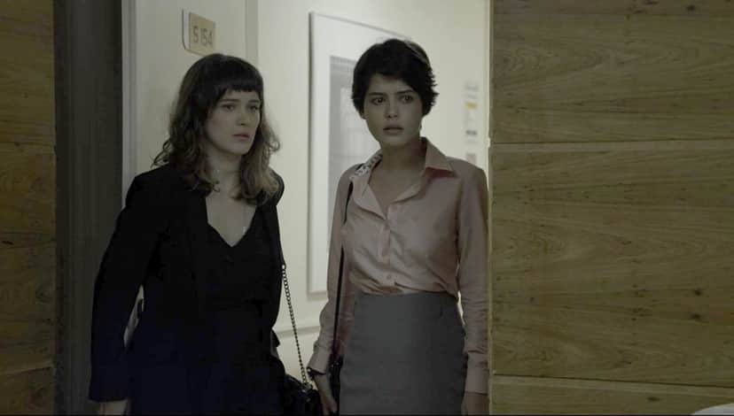 Adriana visita Elizabeth e trata a mãe com frieza em O Outro Lado do Paraíso (Foto: TV Globo) Adriana visita Elizabeth e trata a mãe com frieza em O Outro Lado do Paraíso (Foto: TV Globo)