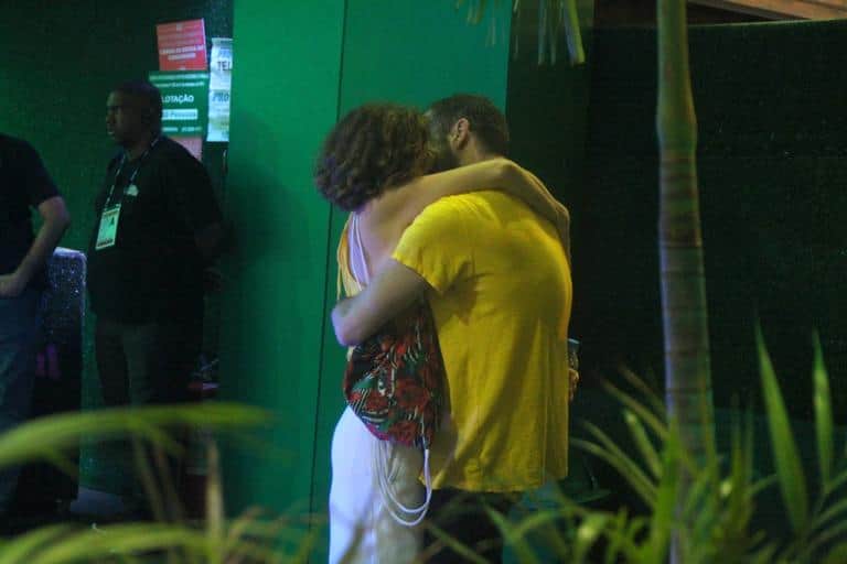 Debora Bloch beija muito na Sapucaí (Marcello Sá Barretto - Brazil News) Debora Bloch beija muito na Sapucaí (Marcello Sá Barretto - Brazil News)