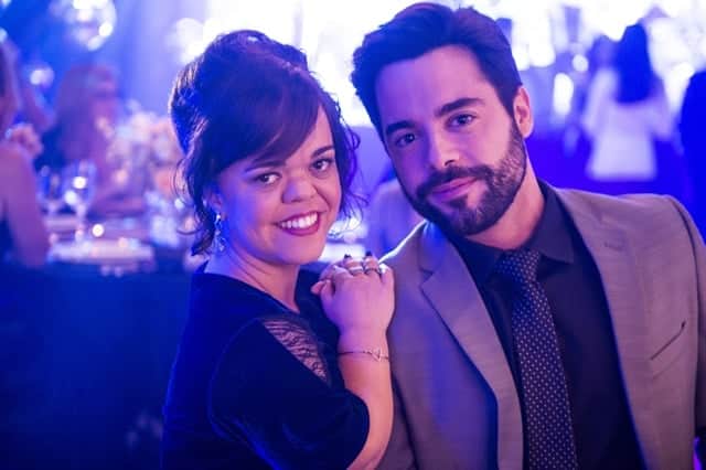 Estela (Juliana Caldas) e Amaro (Pedro Carvalho) em O Outro Lado do Paraíso (Foto: Globo/Raquel Cunha) Estela (Juliana Caldas) e Amaro (Pedro Carvalho) em O Outro Lado do Paraíso (Foto: Globo/Raquel Cunha)
