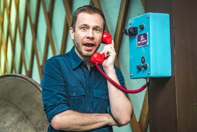 O apresentador Tiago Leifert ao lado do Big Phone no BBB18 (Foto: Globo/Paulo Belote) O apresentador Tiago Leifert ao lado do Big Phone no BBB18 (Foto: Globo/Paulo Belote)