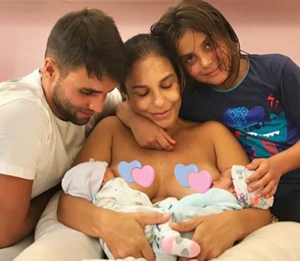 Ivete Sangalo amamente as gêmeas ao lado do marido e do filho. (Foto: Reprodução/Instagram) Ivete Sangalo amamente as gêmeas ao lado do marido e do filho. (Foto: Reprodução/Instagram)