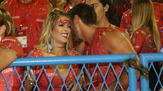 Jaque flagrada em clima de romance com moreno (Foto: Cleomir Tavares/Divulgação/Camarote Itaipava) Jaque flagrada em clima de romance com moreno (Foto: Cleomir Tavares/Divulgação/Camarote Itaipava)