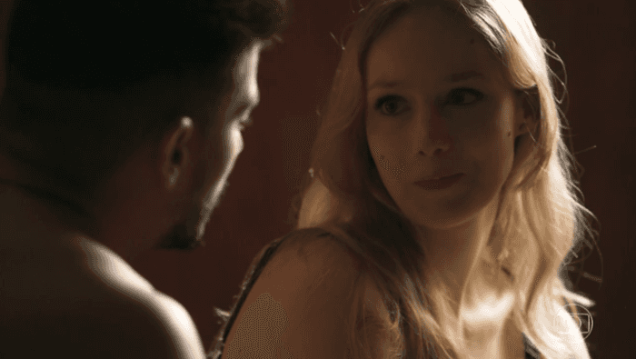 Karina (Malu Rodrigues) e Diego (Arthur Aguiar) em cena de O Outro Lado do Paraíso (Foto: Reprodução/Globo) Karina (Malu Rodrigues) e Diego (Arthur Aguiar) em cena de O Outro Lado do Paraíso (Foto: Reprodução/Globo)