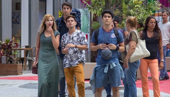 Atores jovens da nova Malhação na cidade cenográfica da novela (Foto: Globo/Marília Cabral) Atores jovens da nova Malhação na cidade cenográfica da novela (Foto: Globo/Marília Cabral)