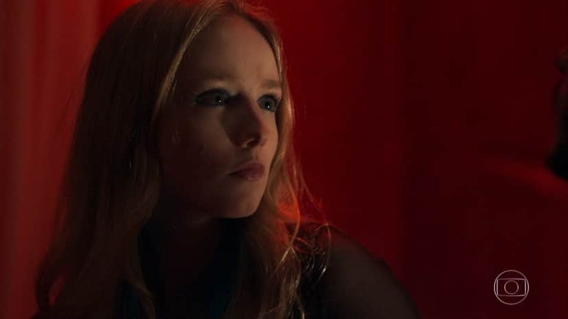 Karina (Malu Rodrigues) em cena de O Outro Lado do Paraíso (Foto: Reprodução/Globo) Karina (Malu Rodrigues) em cena de O Outro Lado do Paraíso (Foto: Reprodução/Globo)