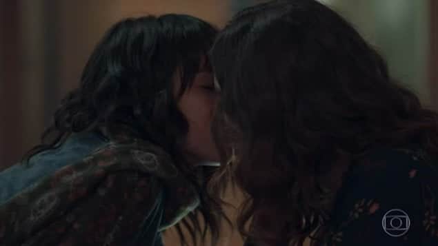 Lica (Manoela Aliperti) e Samantha (Giovana Grigio) em cena de beijo gay no final de Malhação: Viva a Diferença (Foto: Reprodução/Globo) Lica (Manoela Aliperti) e Samantha (Giovana Grigio) em cena de beijo gay no final de Malhação: Viva a Diferença (Foto: Reprodução/Globo)