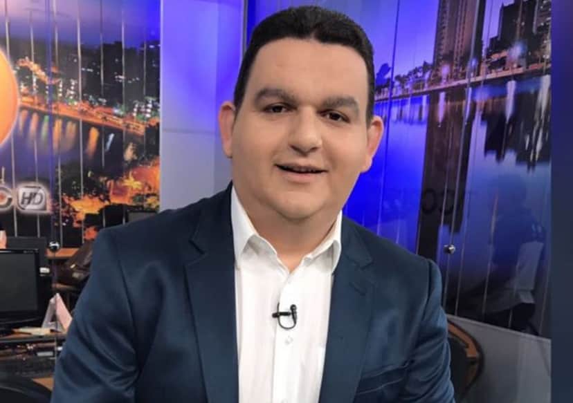 O apresentador Fabiano Gomes desistiu de dar uma notícia ao vivo (Foto: Reprodução/Globo) O apresentador Fabiano Gomes desistiu de dar uma notícia ao vivo (Foto: Reprodução/Globo)