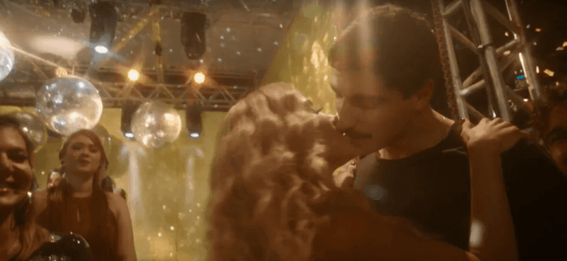 Anitta beija o marido em clipe. (Foto: Reprodução) Anitta beija o marido em clipe. (Foto: Reprodução)