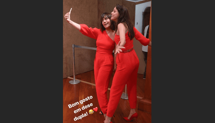 Atrizes brincam após aparecem com a mesma roupa em festa de novela (Foto: Reprodução/Instagram)