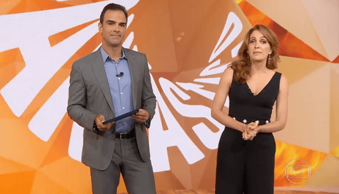 Os apresentadores Tadeu Schmidt e Poliana Abritta no Fantástico (Foto: Reprodução/Globo) Os apresentadores Tadeu Schmidt e Poliana Abritta no Fantástico (Foto: Reprodução/Globo)