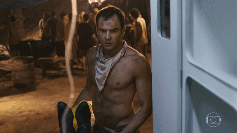 Sergio Guizé causou ao aparecer sem camisa em O Outro Lado do Paraíso. (Foto: Reprodução/TV Globo) Sergio Guizé causou ao aparecer sem camisa em O Outro Lado do Paraíso. (Foto: Reprodução/TV Globo)