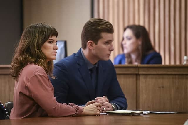 Clara (Bianca Bin) e Patrick (Thiago Fragoso) no tribunal (Foto: Globo/Mauricio Fidalgo) Clara (Bianca Bin) e Patrick (Thiago Fragoso) no tribunal (Foto: Globo/Mauricio Fidalgo)