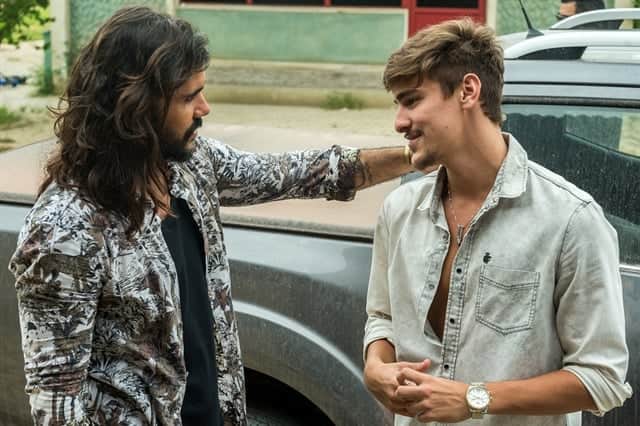 Mariano (Juliano Cazarré) conversa com Johnny (Bruno Montaleone) (Foto: Globo/Raquel Cunha) Mariano (Juliano Cazarré) conversa com Johnny (Bruno Montaleone) (Foto: Globo/Raquel Cunha)