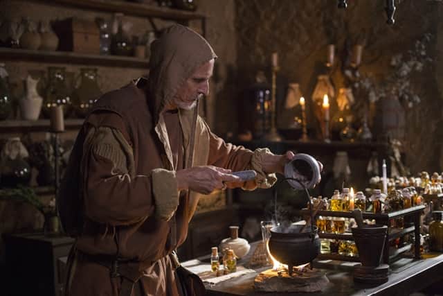 Olegário (Aramis Trindade) criando um novo perfume em Deus Salve o Rei (Foto: Globo/Marília Cabral) Olegário (Aramis Trindade) criando um novo perfume em Deus Salve o Rei (Foto: Globo/Marília Cabral)