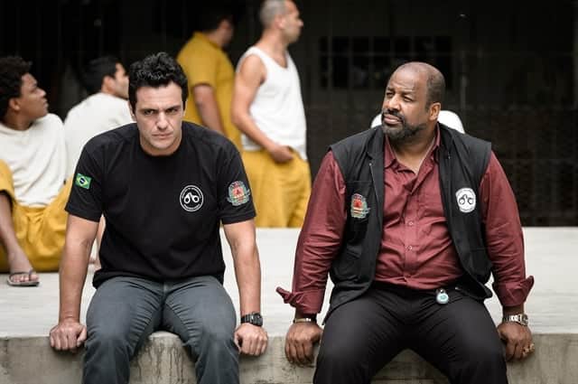 Adriano (Rodrigo Lombardi) e Juscelino (Aílton Graça) na série Carcereiros (Foto: Globo/Ramón Vasconcelos) Adriano (Rodrigo Lombardi) e Juscelino (Aílton Graça) na série Carcereiros (Foto: Globo/Ramón Vasconcelos)