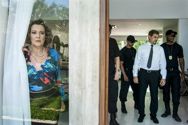 Eduardo (Edson Celulari) sendo preso e Isadora (Ana Beatriz Nogueira) chocada em Malhação (Foto: Globo/Estevam Avellar)
