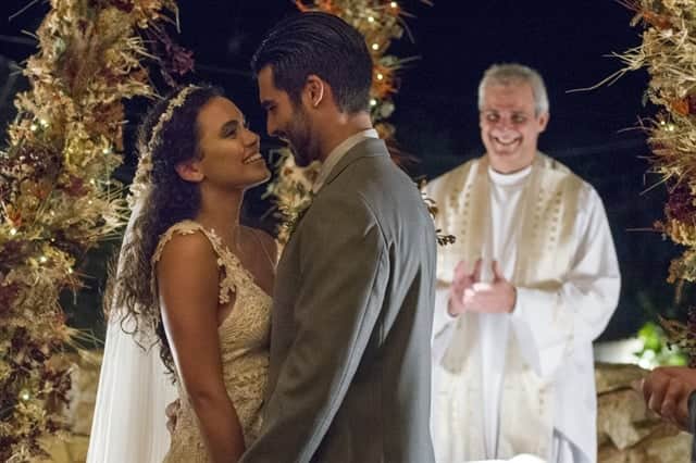 Cleo (Giovana Cordeiro) e Xodó (Anderson Tomazini) se casam em O Outro Lado do Paraíso (Foto: Globo/César Alves) Cleo (Giovana Cordeiro) e Xodó (Anderson Tomazini) se casam em O Outro Lado do Paraíso (Foto: Globo/César Alves)