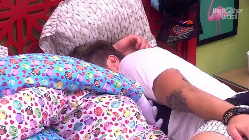 Paula e Breno trocam beijos em um dos quartos do "BBB" (Foto: Reprodução) Paula e Breno trocam beijos em um dos quartos do "BBB" (Foto: Reprodução)