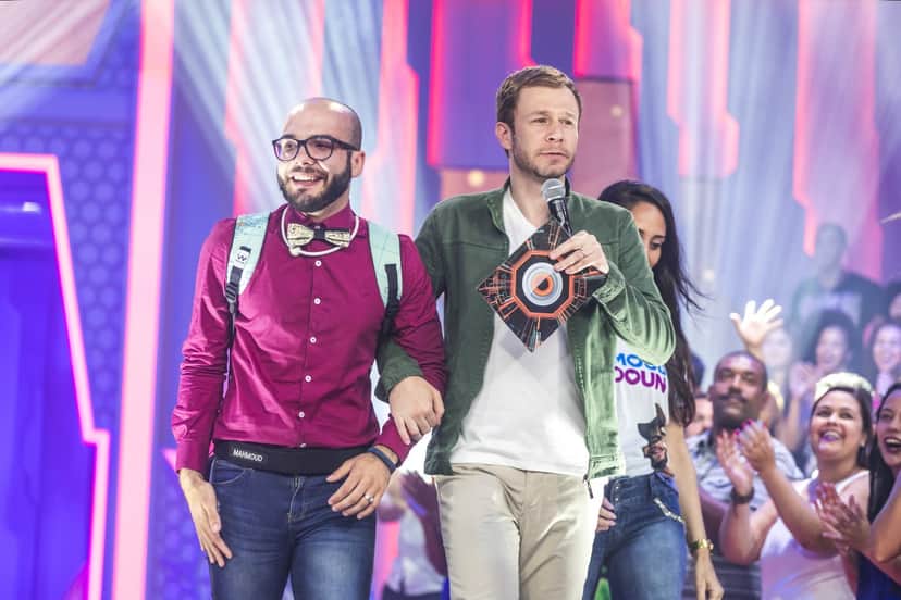 Mahmoud e Tiago Leifert no palco da eliminação (Foto: Globo/Paulo Belote)