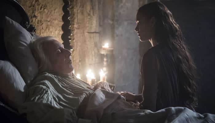 Augusto (Marco Nanini) e Catarina (Bruna Marquezine) em cena de Deus Salve o Rei (Foto: Artur Meninea/Globo) Augusto (Marco Nanini) e Catarina (Bruna Marquezine) em cena de Deus Salve o Rei (Foto: Artur Meninea/Globo)