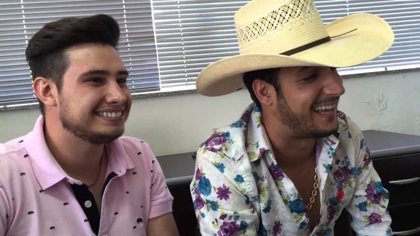 dois homens sentados sorrindo dois homens sentados sorrindo