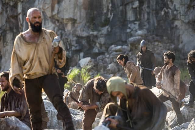 Prisioneiros em cena de Deus Salve o Rei (Foto: Globo/João Miguel Júnior) Prisioneiros em cena de Deus Salve o Rei (Foto: Globo/João Miguel Júnior)