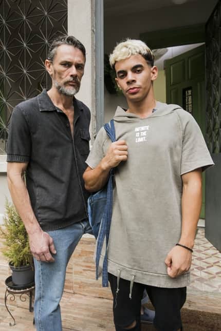 Leandro (Dhonata Augusto) e Tom (Daniel Ribeiro) (Foto: Globo/João Miguel Júnior) Leandro (Dhonata Augusto) e Tom (Daniel Ribeiro) (Foto: Globo/João Miguel Júnior)