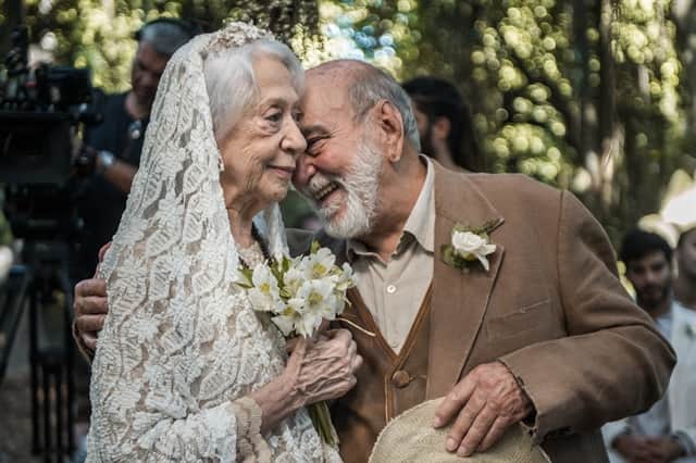 Mercedes (Fernanda Montenegro) e Josafá (Lima Duarte) durante casamento em O Outro Lado do Paraíso (Foto: Globo/Raquel Cunha) Mercedes (Fernanda Montenegro) e Josafá (Lima Duarte) durante casamento em O Outro Lado do Paraíso (Foto: Globo/Raquel Cunha)