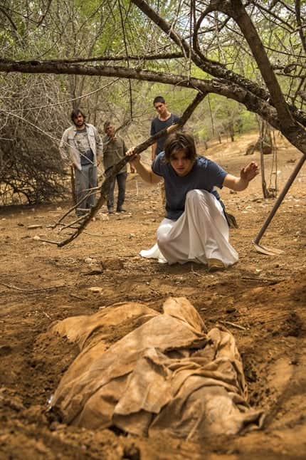 Maria (Alice Wegmann) em cena que encontra corpo em Onde Nascem os Fortes (Foto: Globo/Estevam Avellar) Maria (Alice Wegmann) em cena que encontra corpo em Onde Nascem os Fortes (Foto: Globo/Estevam Avellar)