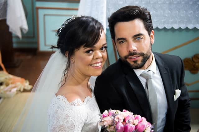 Estela (Juliana Caldas) e Amaro (Pedro Carvalho) em O Outro Lado do Paraíso (Foto: Globo/Raquel Cunha) Estela (Juliana Caldas) e Amaro (Pedro Carvalho) em O Outro Lado do Paraíso (Foto: Globo/Raquel Cunha)