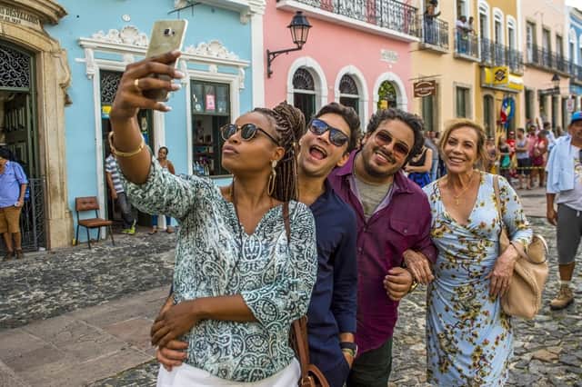 Roberta Rodrigues tira selfie no Pelourinho com Armando Babaioff, Luis Lobianco e Arlete Salles (Foto: Globo/João Cotta) Roberta Rodrigues tira selfie no Pelourinho com Armando Babaioff, Luis Lobianco e Arlete Salles (Foto: Globo/João Cotta)