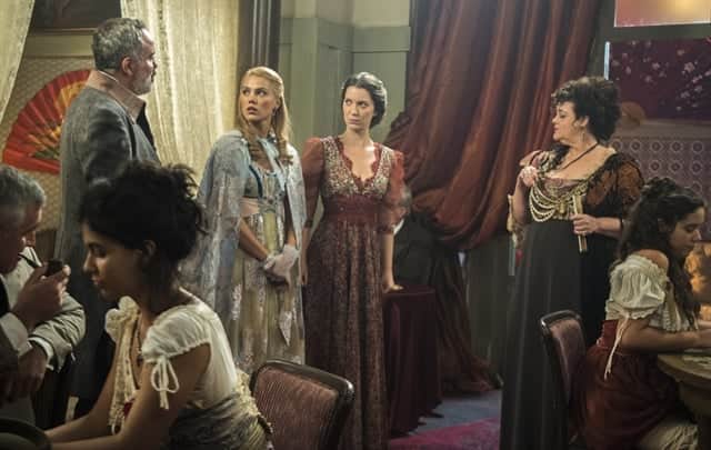 Elisabeta (NathaliaDill) e Jane (Pamela Tomé) vão parar num bordel e quase são leiloadas (Foto: Globo/Raquel Cunha) Elisabeta (NathaliaDill) e Jane (Pamela Tomé) vão parar num bordel e quase são leiloadas (Foto: Globo/Raquel Cunha)