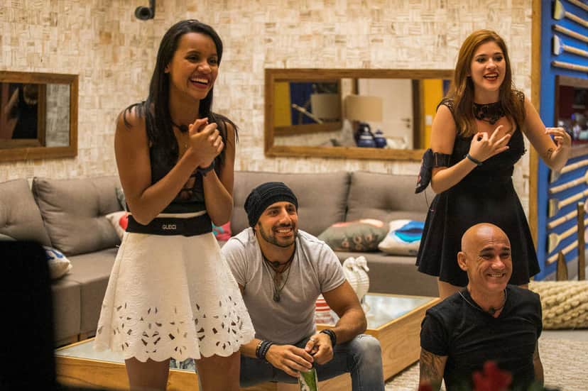 Gleici, Kaysar e Familia Lima assistem ao programa de dentro da casa (Foto: Reprodução) Gleici, Kaysar e Familia Lima assistem ao programa de dentro da casa (Foto: Reprodução)