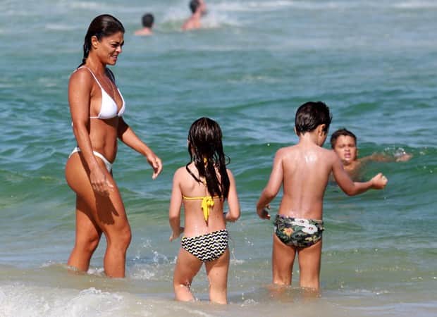 Juliana Paes se diverte com os filhos (Foto: Dilson Silva/Agnews) Juliana Paes se diverte com os filhos (Foto: Dilson Silva/Agnews)