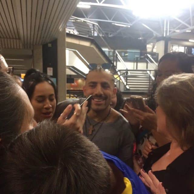 Kaysar é recebido com festa em aeroporto (Foto: Reprodução) Kaysar é recebido com festa em aeroporto (Foto: Reprodução)