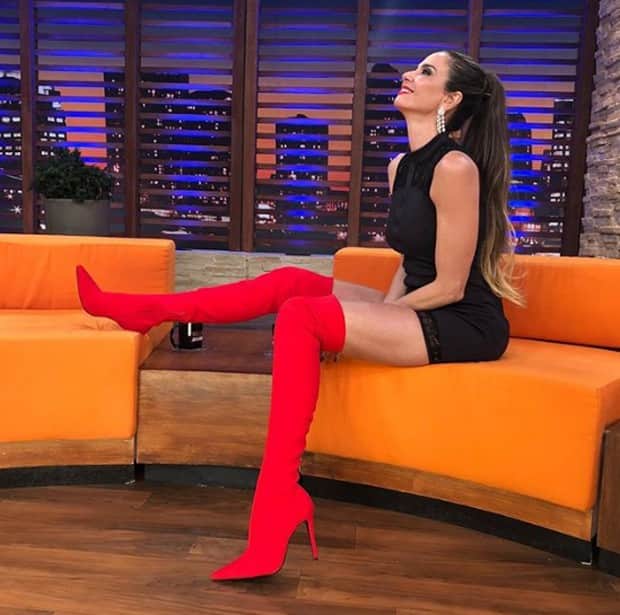 Luciana Gimenez e suas botas vermelhas (Foto: Reprodução/Instagram) Luciana Gimenez e suas botas vermelhas (Foto: Reprodução/Instagram)
