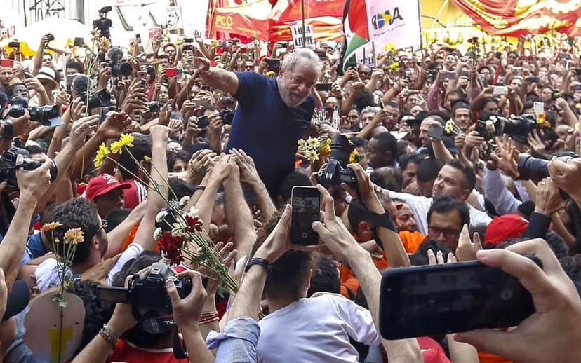 Lula é carregado após discursar em frente ao sindicato dos metalúrgicos neste sábado (7) (Foto: Miguel Schincariol/AFP) Lula é carregado após discursar em frente ao sindicato dos metalúrgicos neste sábado (7) (Foto: Miguel Schincariol/AFP)