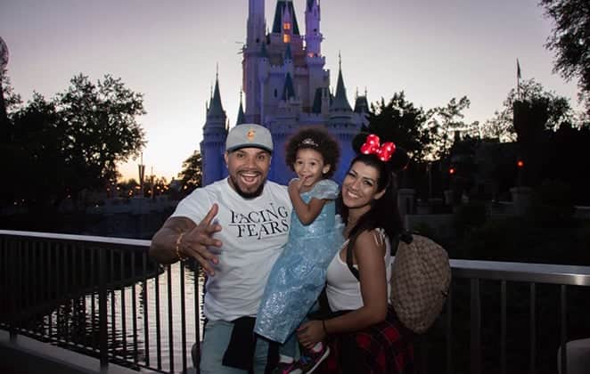 Naldo leva Moranguinho e a filha para a Disney Foto: (Reprodução/O Fuxico) Naldo leva Moranguinho e a filha para a Disney Foto: (Reprodução/O Fuxico)