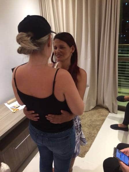 Patrícia de desculpa com a mãe de Gleici e chora (Foto: Divulgação / Extra) Patrícia de desculpa com a mãe de Gleici e chora (Foto: Divulgação / Extra)