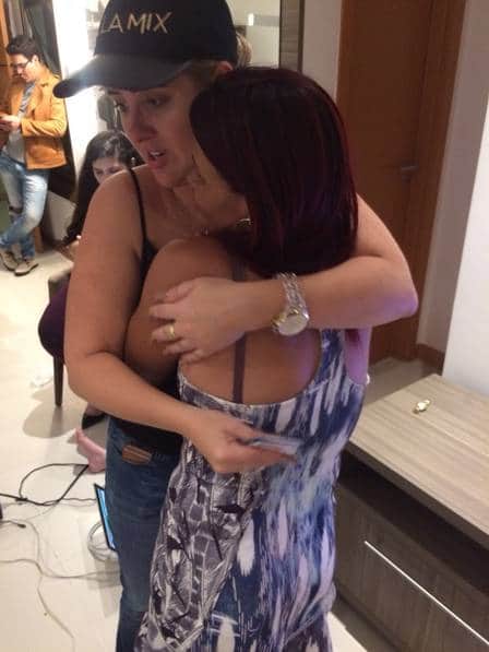 Patrícia de desculpa com a mãe de Gleici e chora (Foto: Divulgação / Extra) Patrícia de desculpa com a mãe de Gleici e chora (Foto: Divulgação / Extra)
