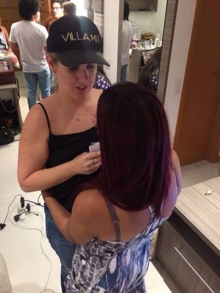 Patrícia de desculpa com a mãe de Gleici e chora (Foto: Divulgação / Extra) Patrícia de desculpa com a mãe de Gleici e chora (Foto: Divulgação / Extra)