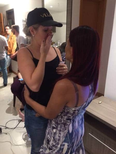 Patrícia de desculpa com a mãe de Gleici e chora (Foto: Divulgação / Extra) Patrícia de desculpa com a mãe de Gleici e chora (Foto: Divulgação / Extra)