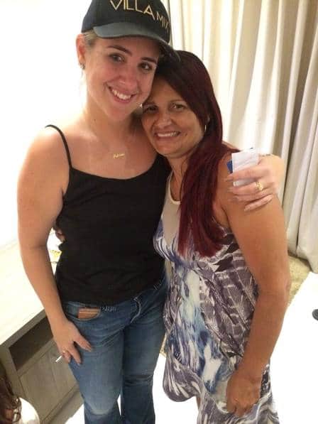 Patrícia de desculpa com a mãe de Gleici e chora (Foto: Divulgação / Extra) Patrícia de desculpa com a mãe de Gleici e chora (Foto: Divulgação / Extra)