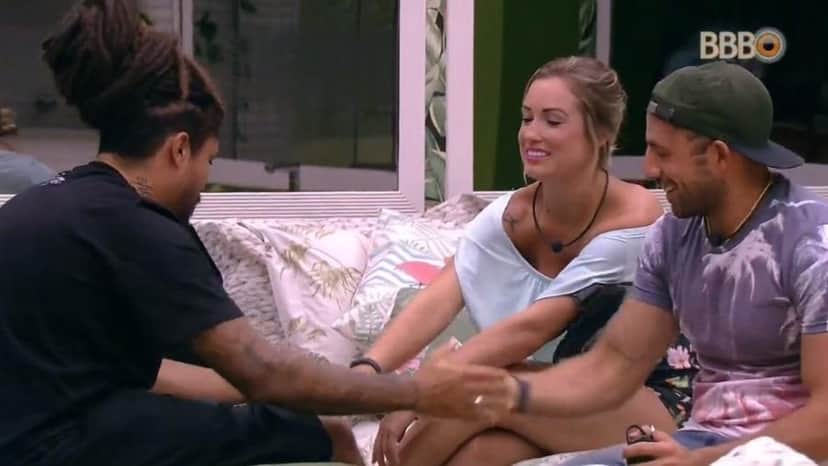 Viegas se despede de Kaysar e Jéssica (Foto: TV Globo) Viegas se despede de Kaysar e Jéssica (Foto: TV Globo)