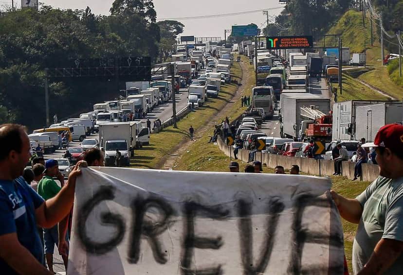 Caminhoneiros entraram em greve em todo o país (Foto: Reprodução) Caminhoneiros entraram em greve em todo o país (Foto: Reprodução)