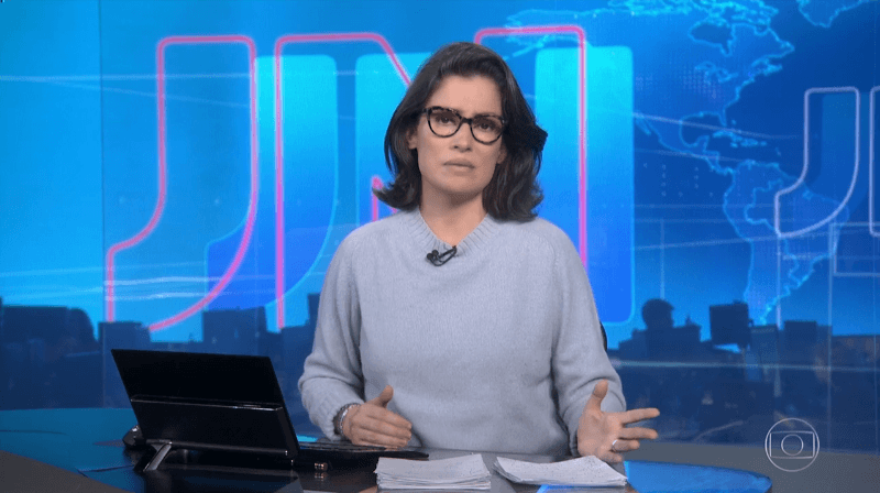 A apresentadora Renata Vasconcellos durante o Jornal Nacional falou sobre as atitudes de Bolsonaro (Foto: Reprodução/Globo) A apresentadora Renata Vasconcellos durante o Jornal Nacional falou sobre as atitudes de Bolsonaro (Foto: Reprodução/Globo)