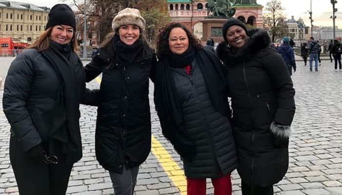 Glenda Kozlowski posa com Nadine, Vera e Ane em frente à Catedral de São Basílio, na Rússia (Foto: Globo/Divulgação) Glenda Kozlowski posa com Nadine, Vera e Ane em frente à Catedral de São Basílio, na Rússia (Foto: Globo/Divulgação)